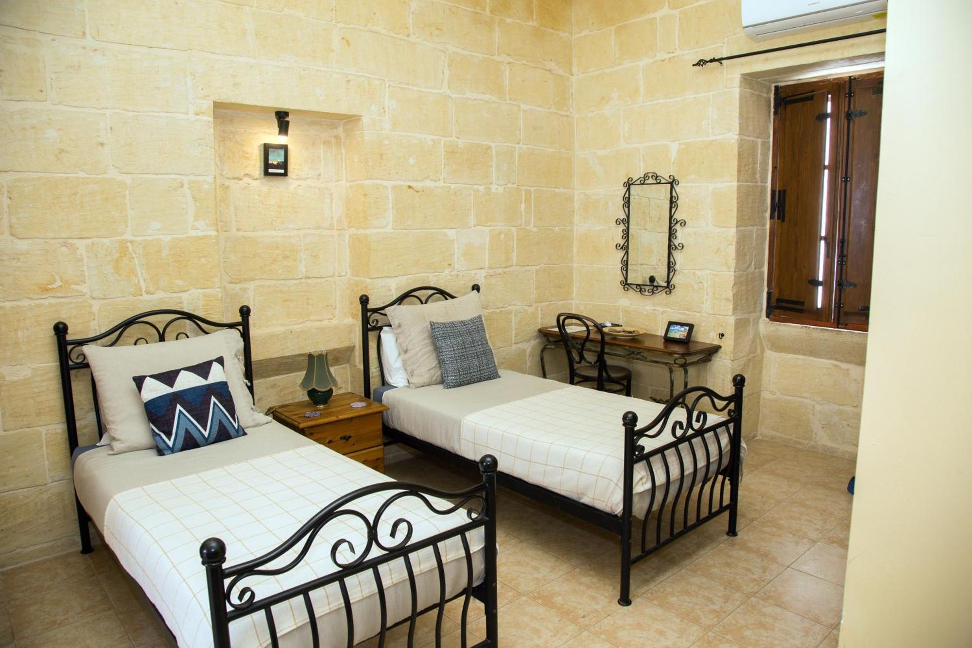 A La Maison B&B Xagħra Esterno foto