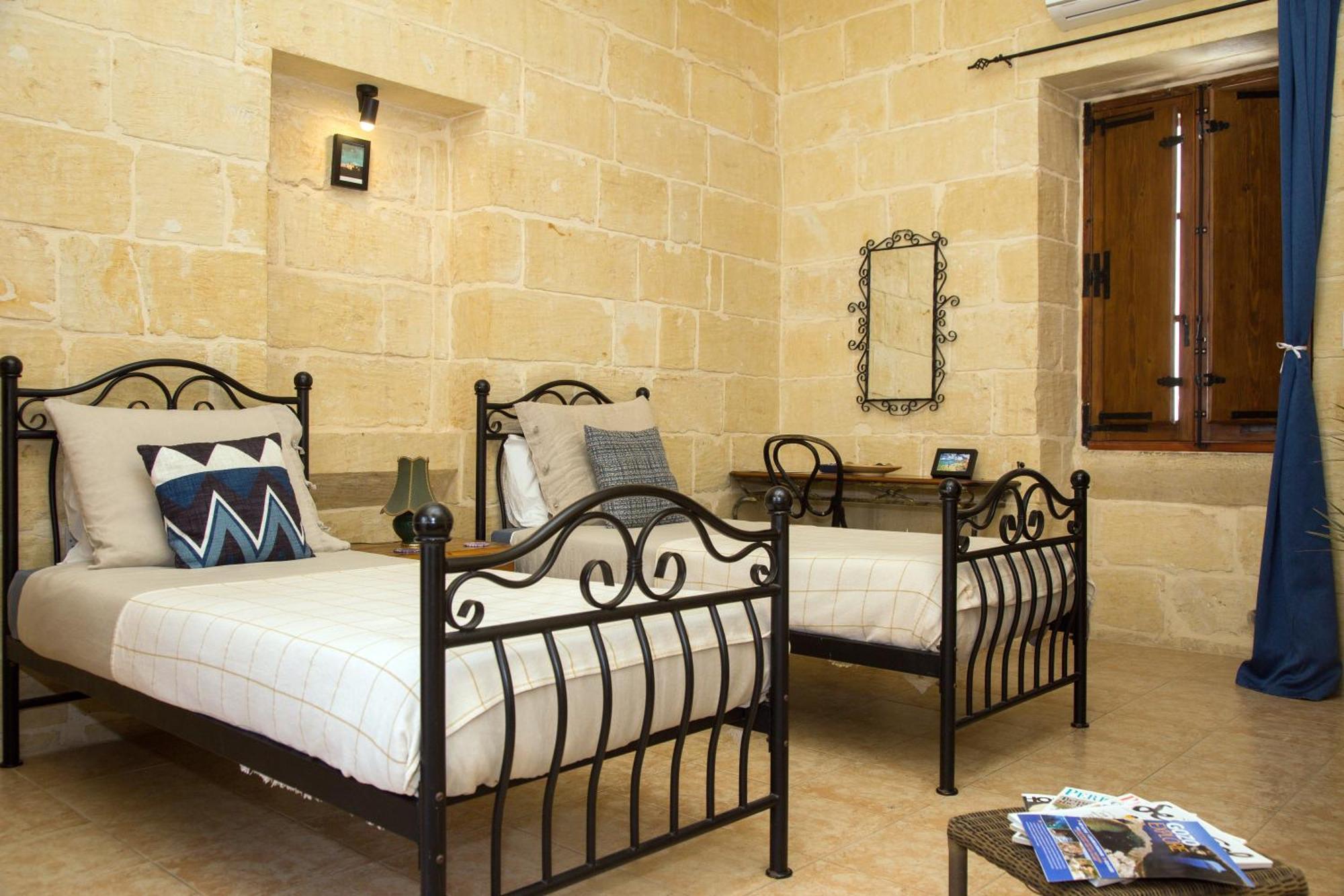A La Maison B&B Xagħra Esterno foto