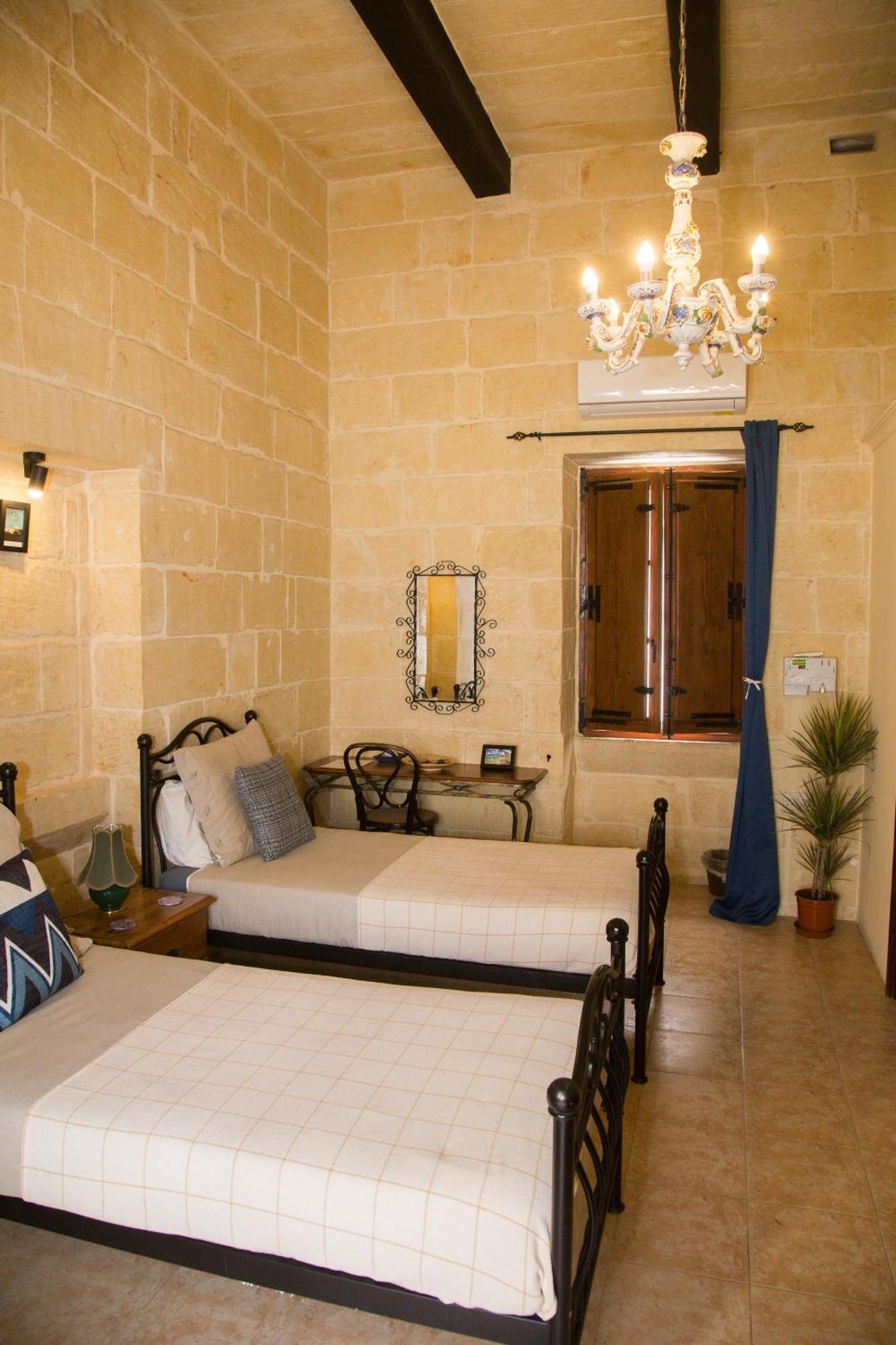 A La Maison B&B Xagħra Esterno foto