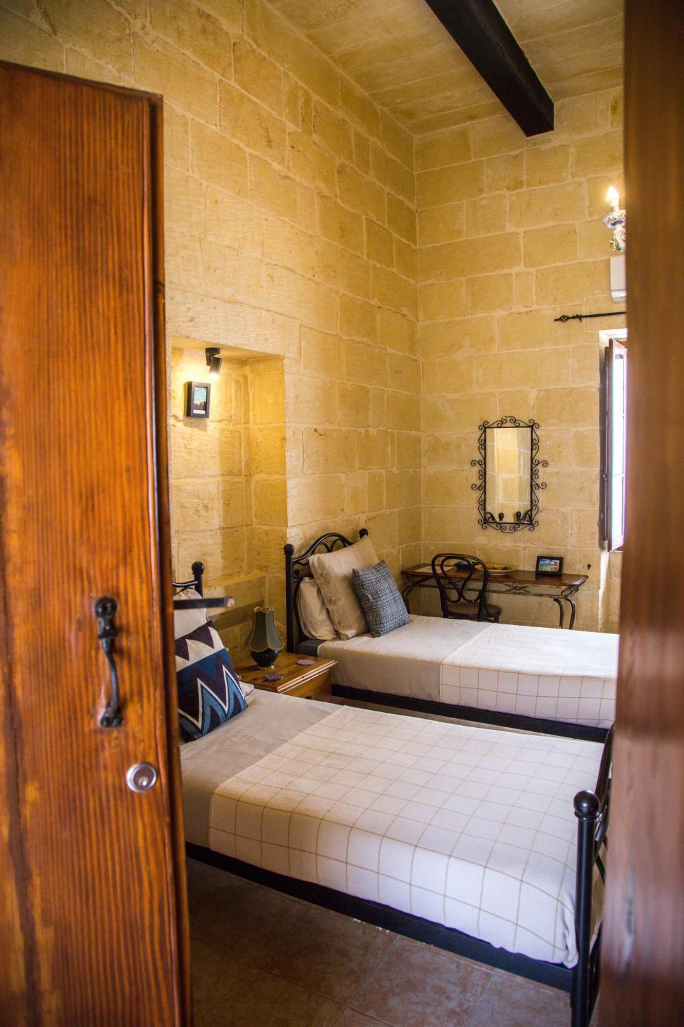 A La Maison B&B Xagħra Esterno foto
